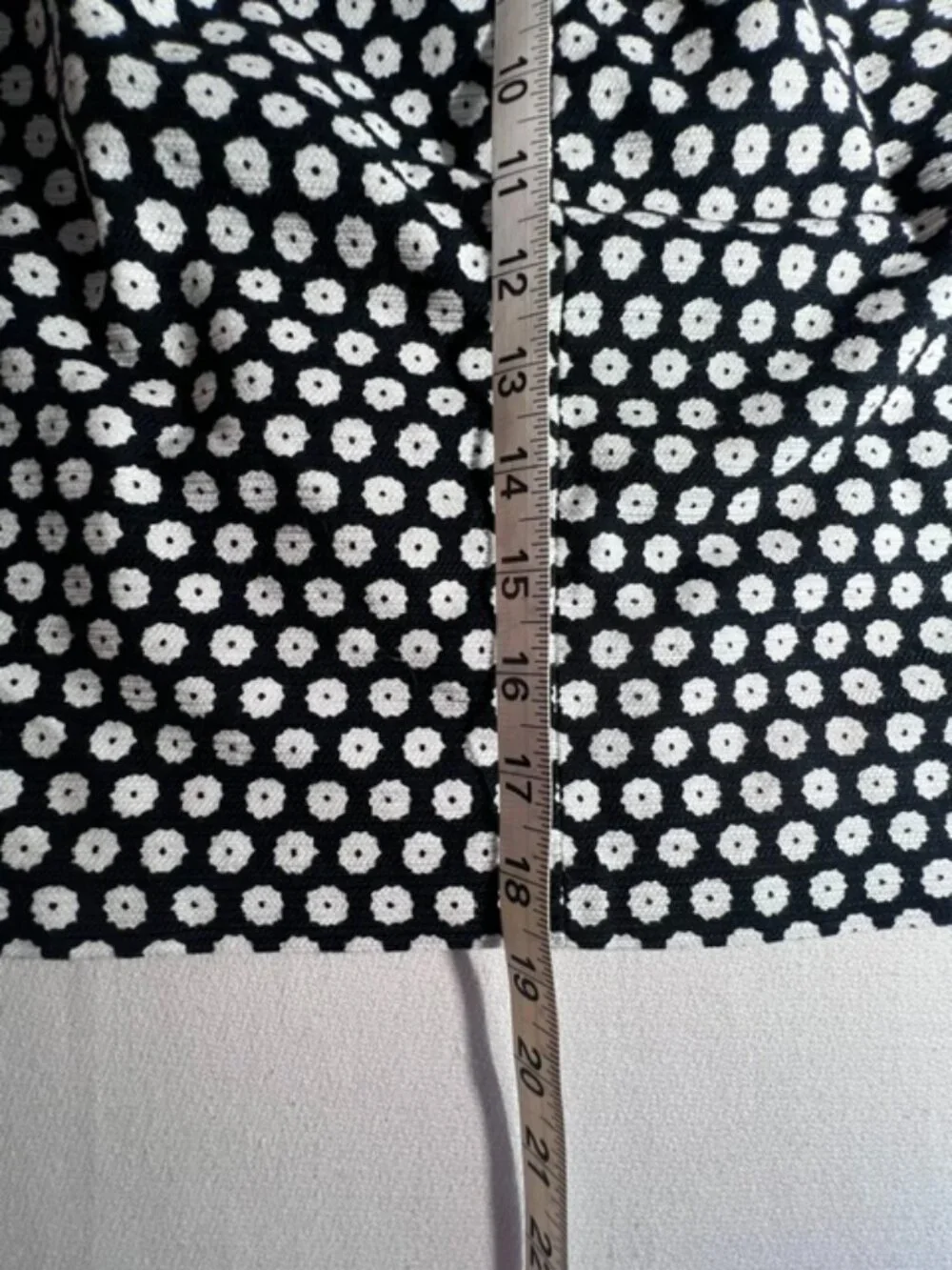 ANN TAYLOR Petite skirt size 0P a classic‎ black and white floral daisy pattern
